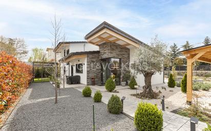 Vista exterior de Casa o xalet en venda en Valdemorillo amb Aire condicionat, Calefacció i Jardí privat