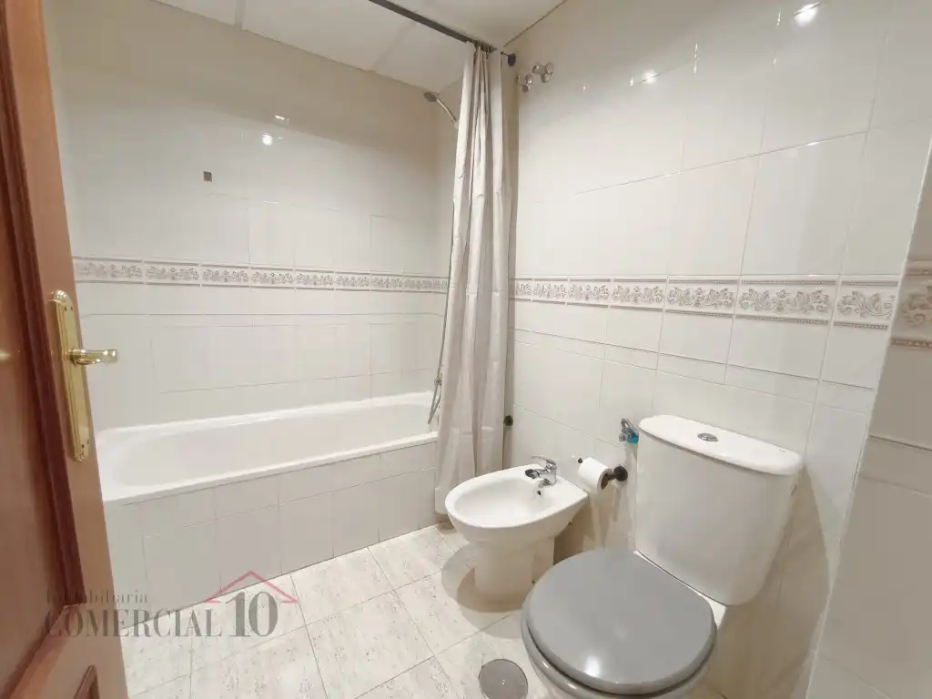 Badezimmer von Wohnungen zur Miete in Badajoz mit Möbliert und Balkon