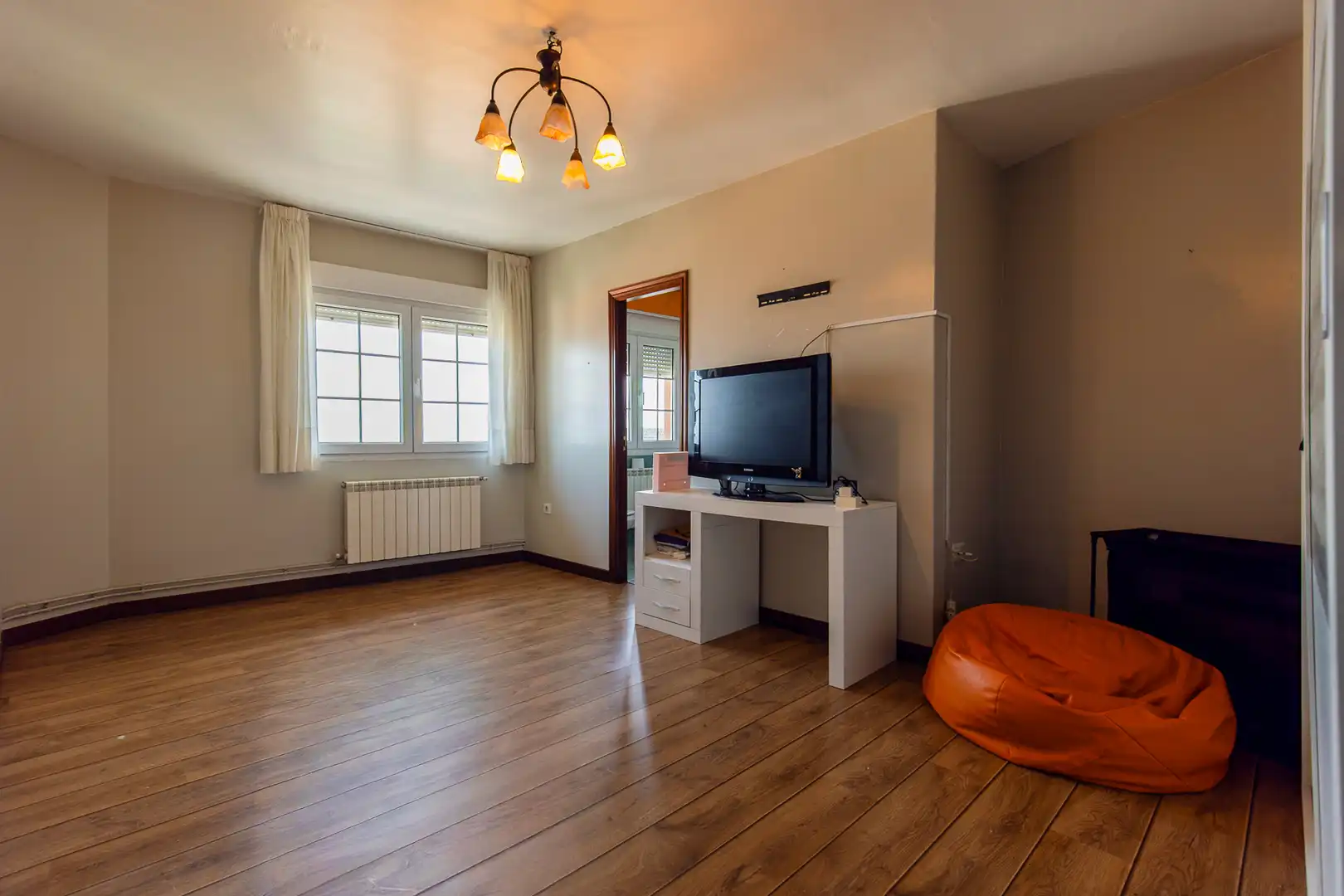 Sala d'estar de Casa o xalet en venda en A Pobra do Caramiñal amb Calefacció, Jardí privat i Parquet