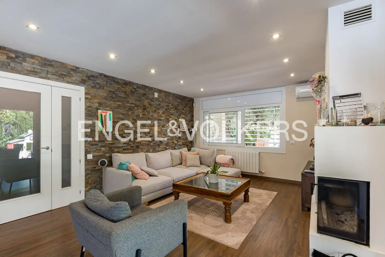 Sala d'estar de Casa o xalet en venda en Cubelles amb Aire condicionat, Calefacció i Parquet