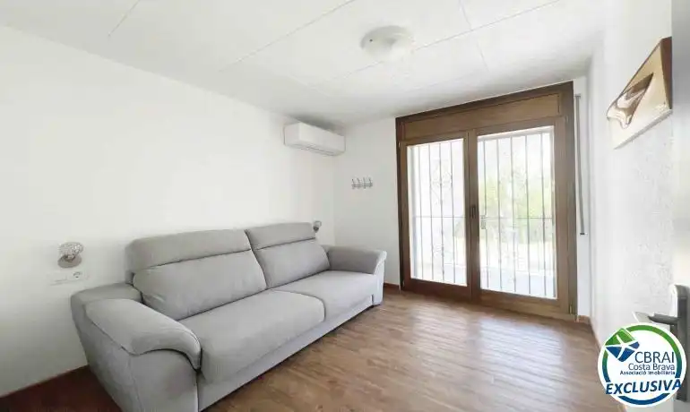 Sala d'estar de Casa adosada en venda en Empuriabrava amb Jardí privat i Moblat