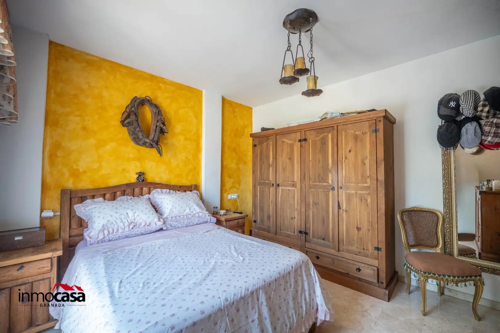 Habitación de Casa adosada en venta en Jun con Aire acondicionado, Jardín privado y Piscina