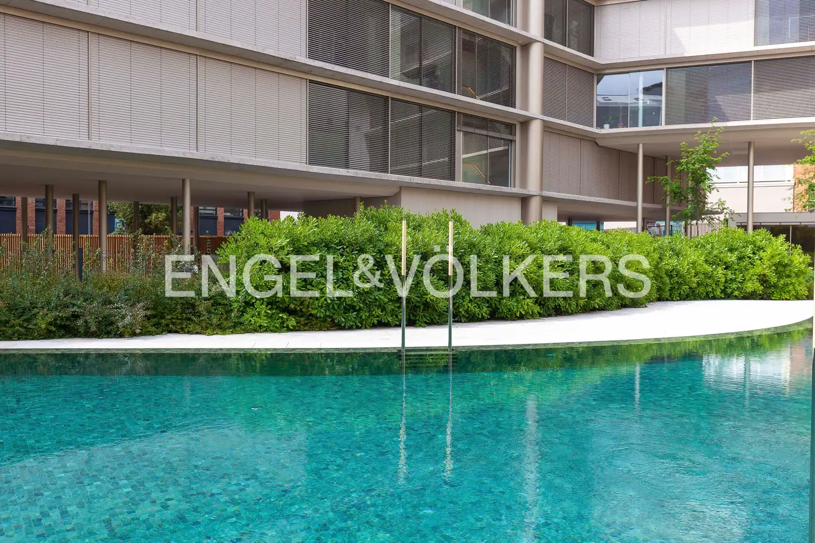 Piscina de Piso en venta en Madrid con Aire acondicionado, Calefacción y Jardín privado