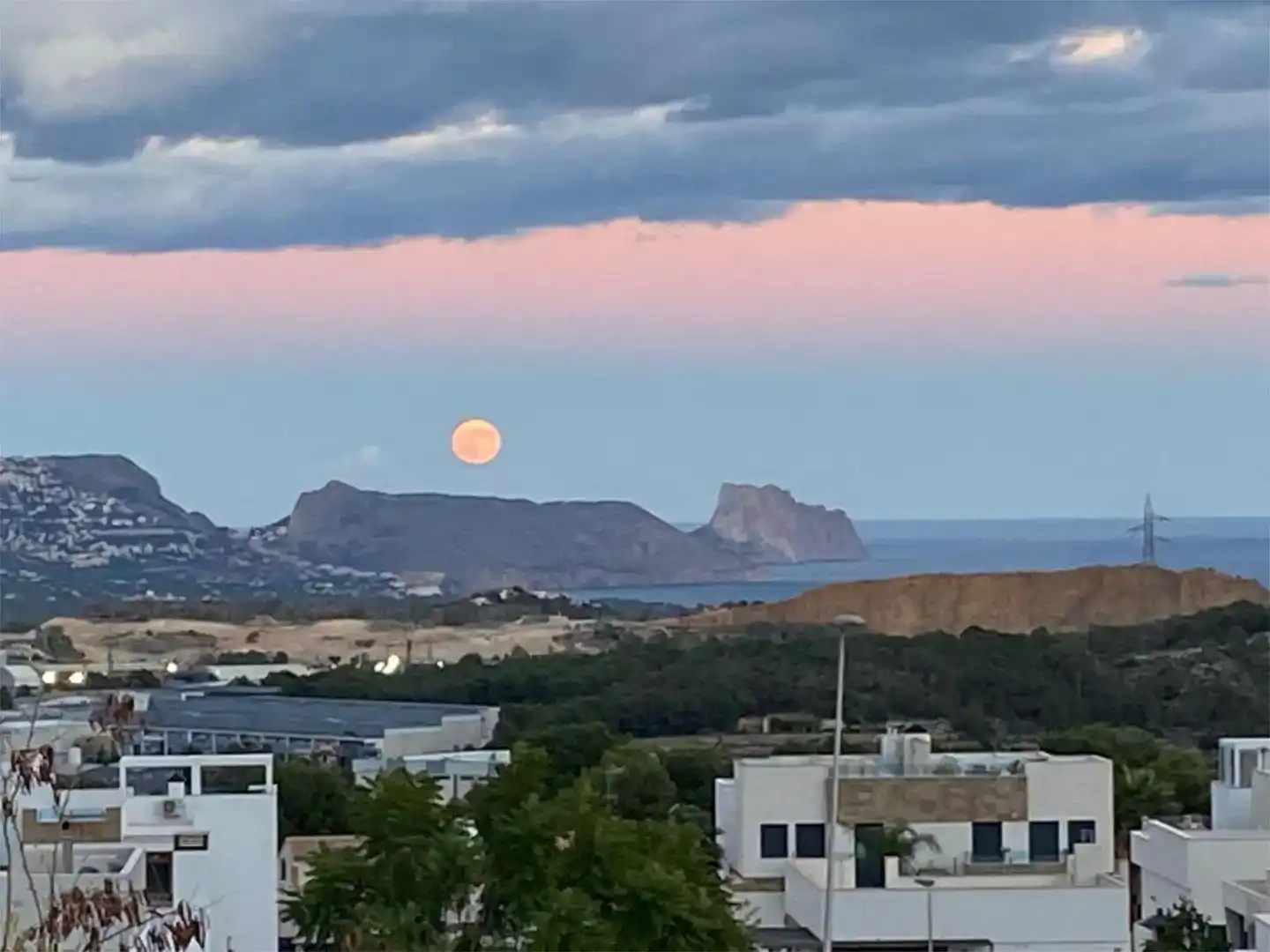 Vista exterior de Casa o xalet en venda en La Nucia amb Aire condicionat, Piscina i Balcó