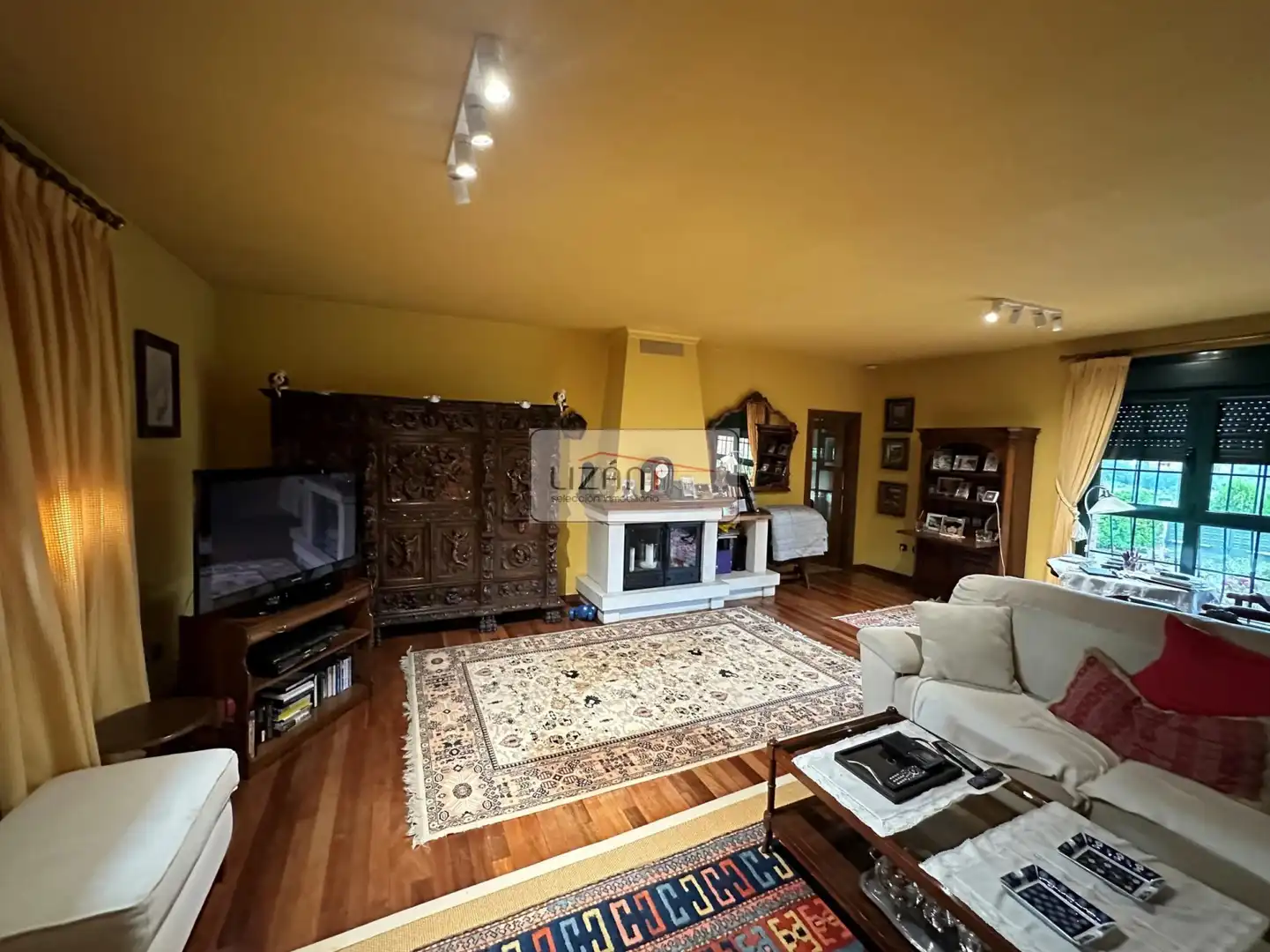 Sala d'estar de Casa o xalet en venda en Oviedo  amb Calefacció, Jardí privat i Terrassa