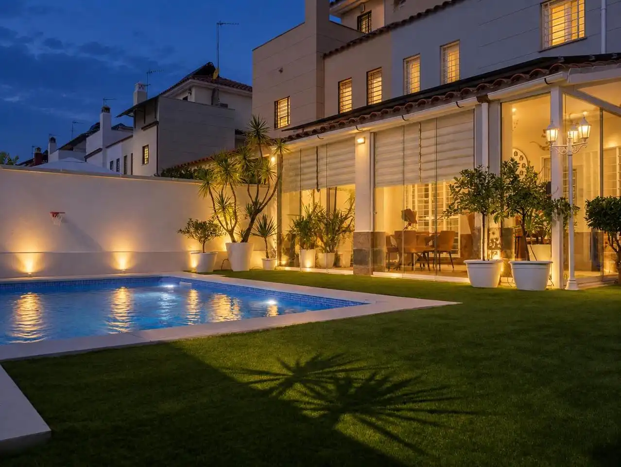 Piscina de Casa adosada en venda en Bormujos amb Aire condicionat, Jardí privat i Terrassa