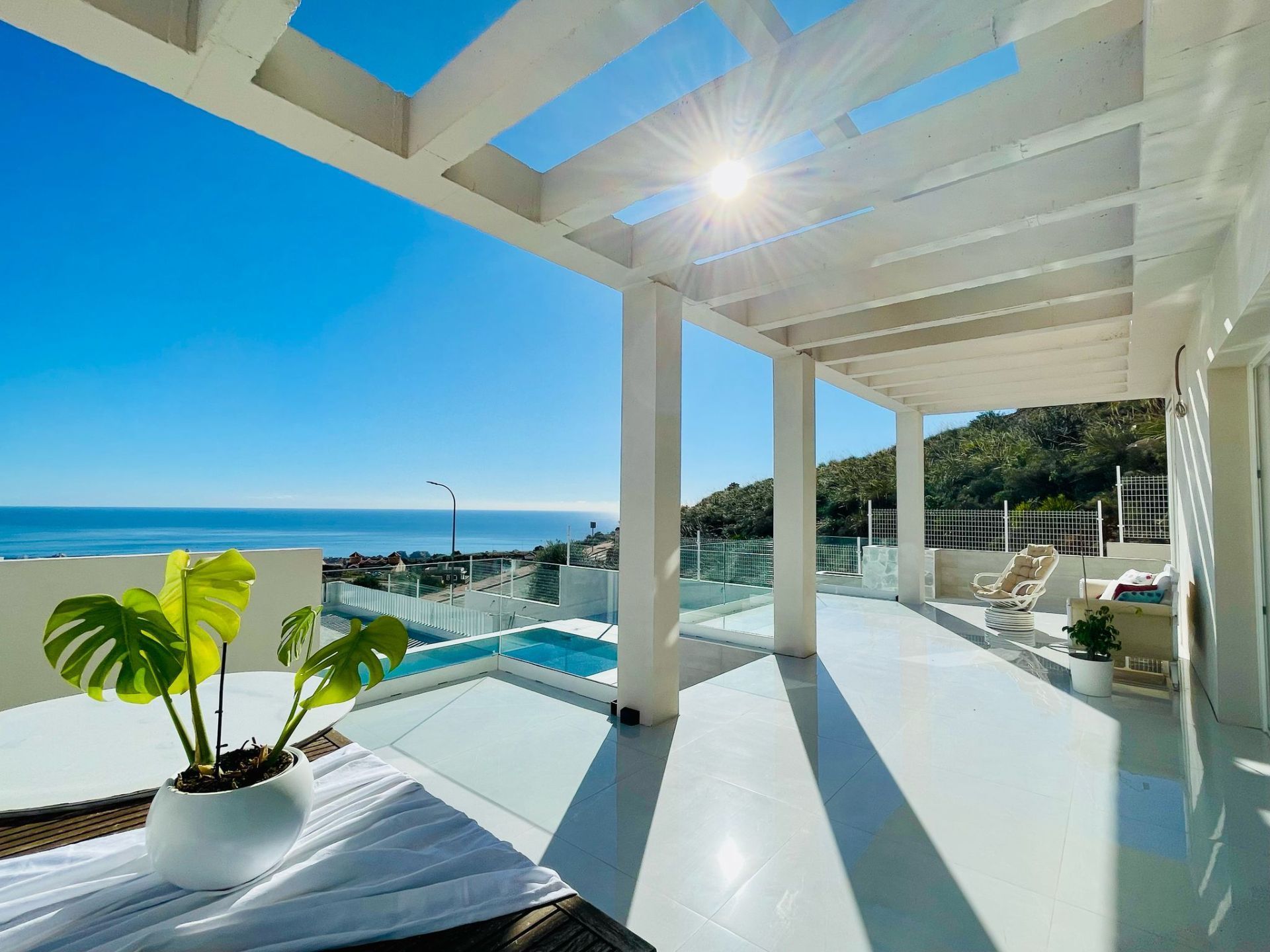 Vista exterior de Casa o xalet en venda en Benalmádena amb Aire condicionat, Jardí privat i Terrassa