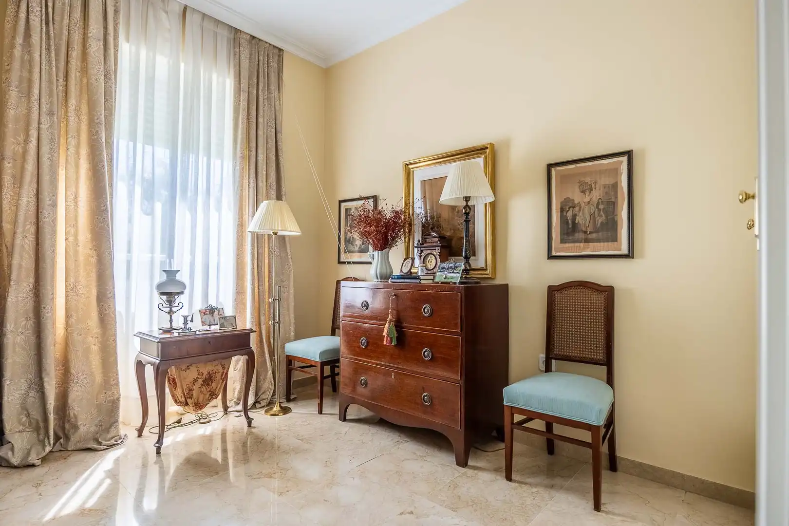 Living room of Flat for sale in Sevilla  with Air Conditioner, Heating and Storage room