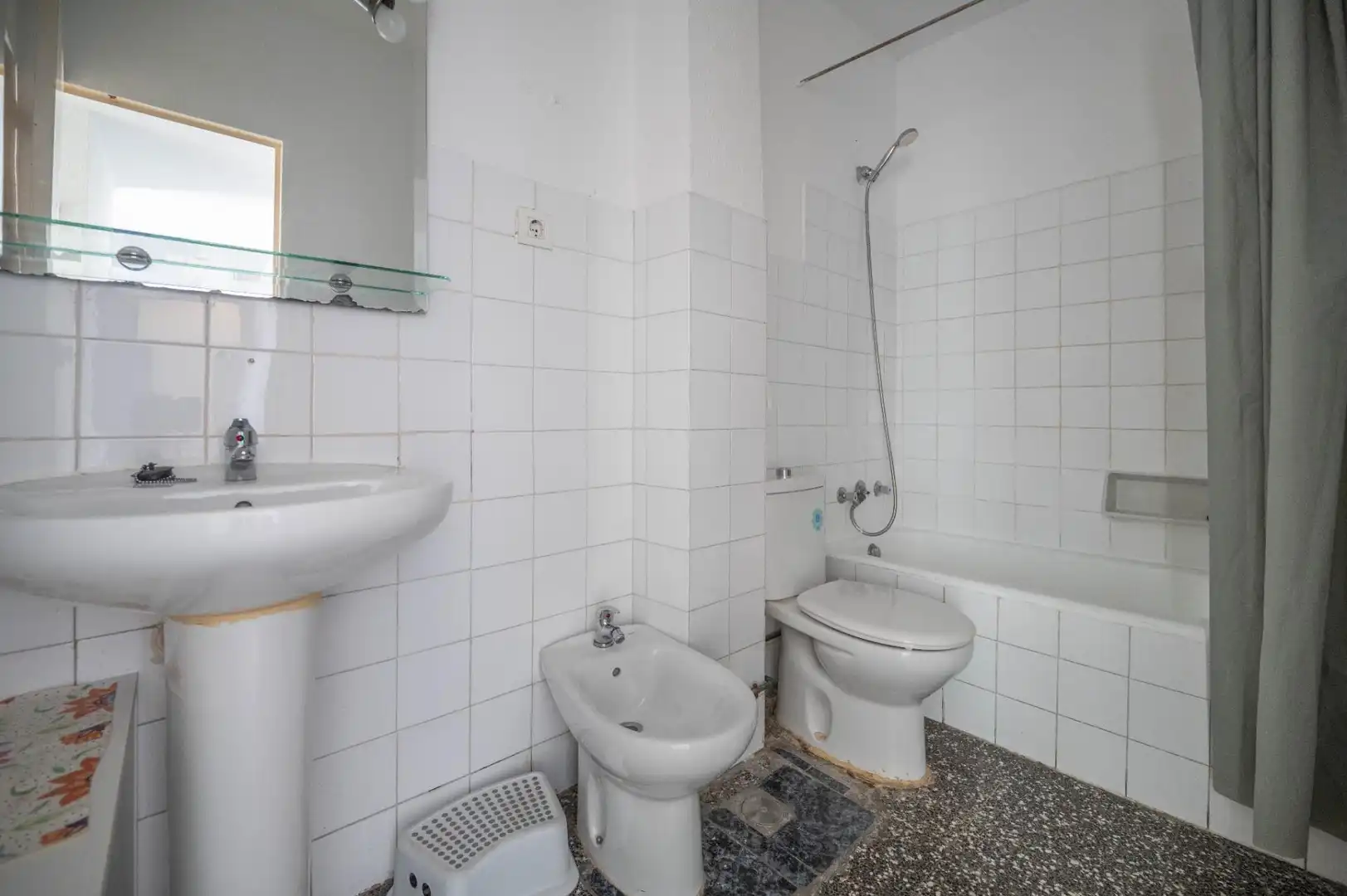 Bathroom of Flat for sale in Granada  with Air Conditioner