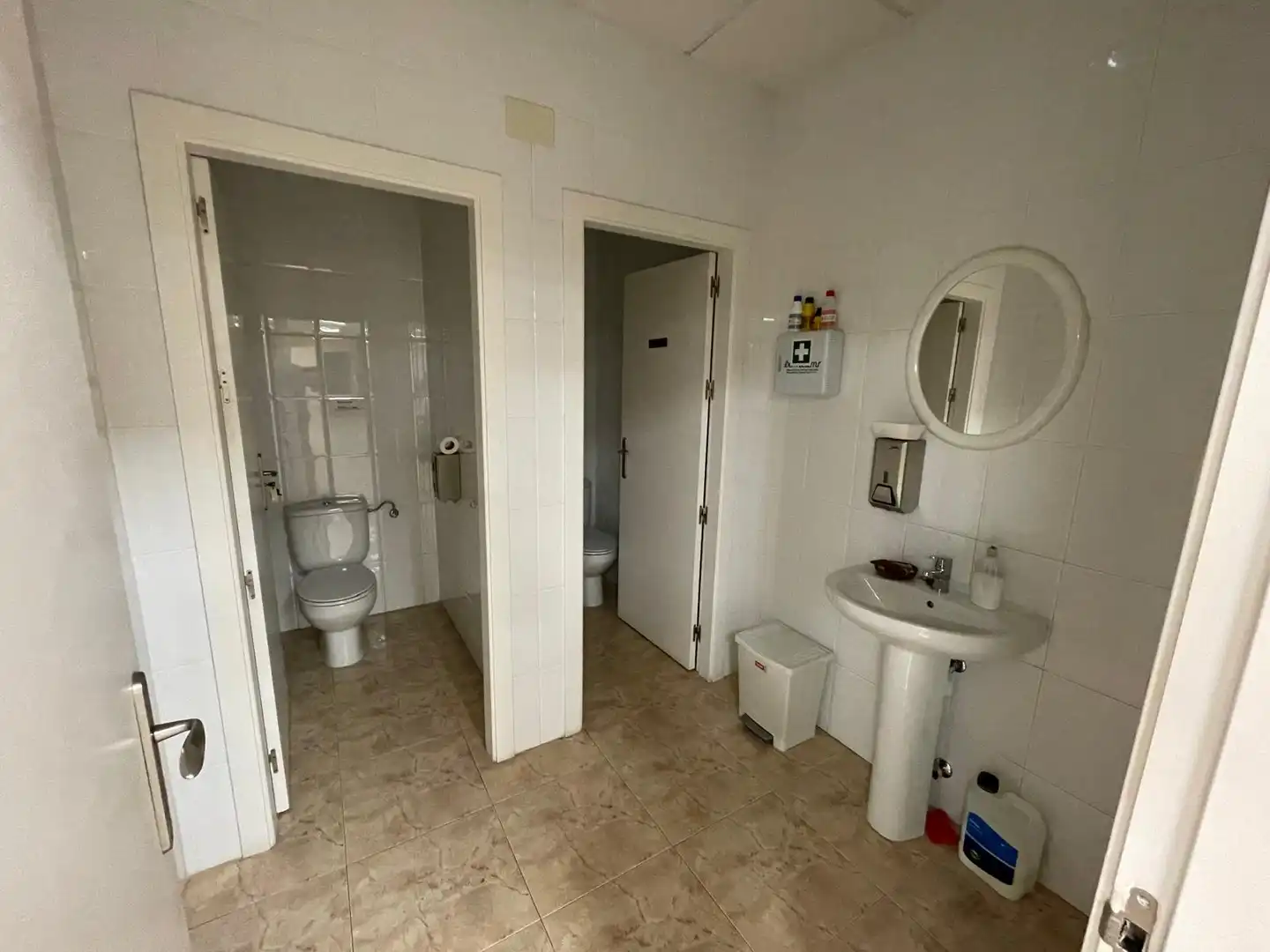 Badezimmer von Fabrikhallen zur Miete in Cartagena