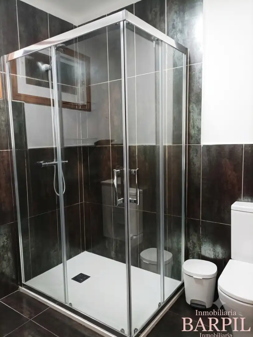 Bathroom of Flat for rent in Vigo   with Private garden, Furnished and Oven