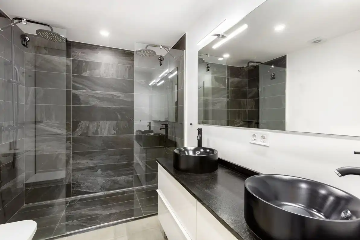 Baño de Piso en venta en Marbella con Aire acondicionado, Jardín privado y Parquet