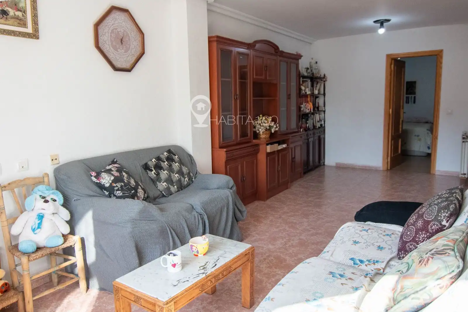 Sala d'estar de Casa adosada en venda en Cuenca amb Calefacció i Moblat