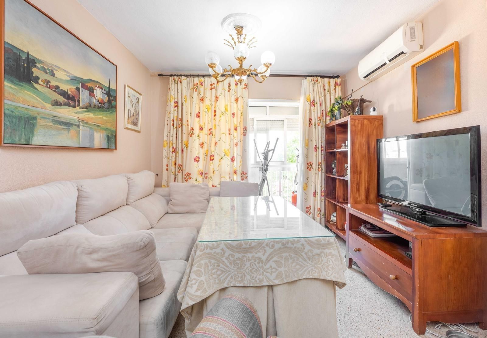 Living room of Flat for sale in  Sevilla Capital  with Air Conditioner, Heating and Balcony