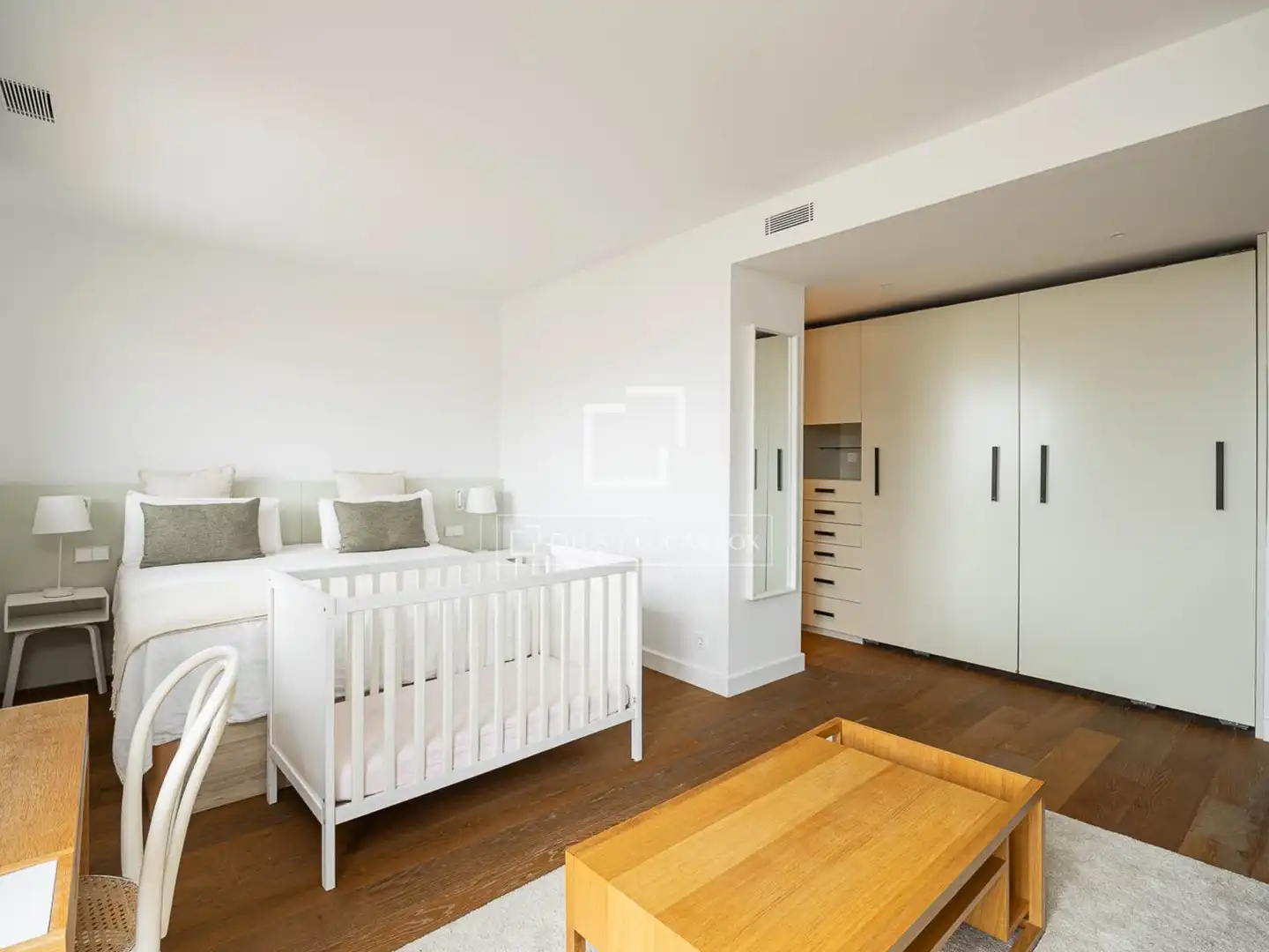 Schlafzimmer von Dachboden zum Verkauf in Barcelona mit Klimaanlage, Terrasse und Balkon