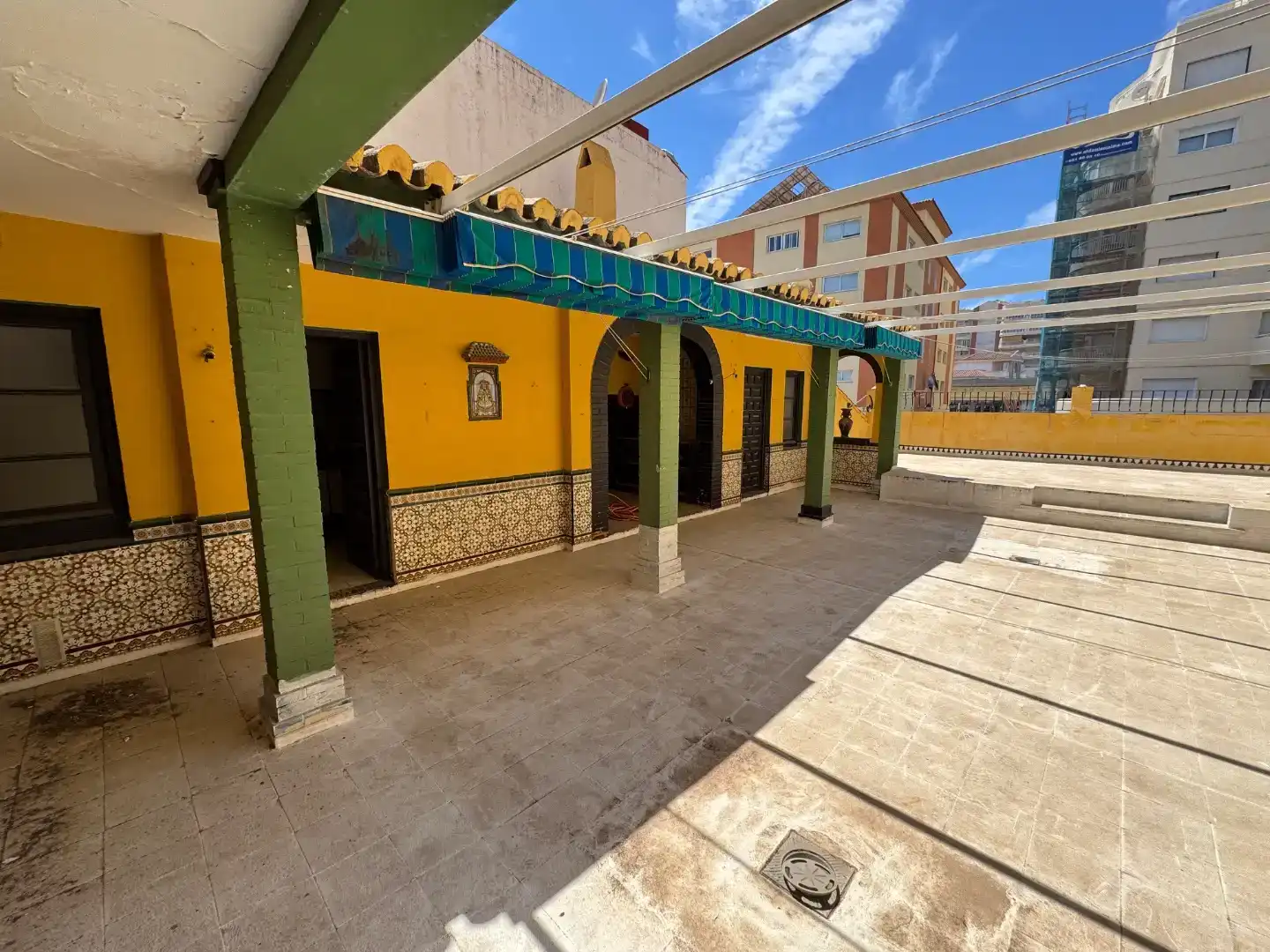 Vista exterior de Casa o xalet en venda en Fuengirola amb Aire condicionat i Balcó