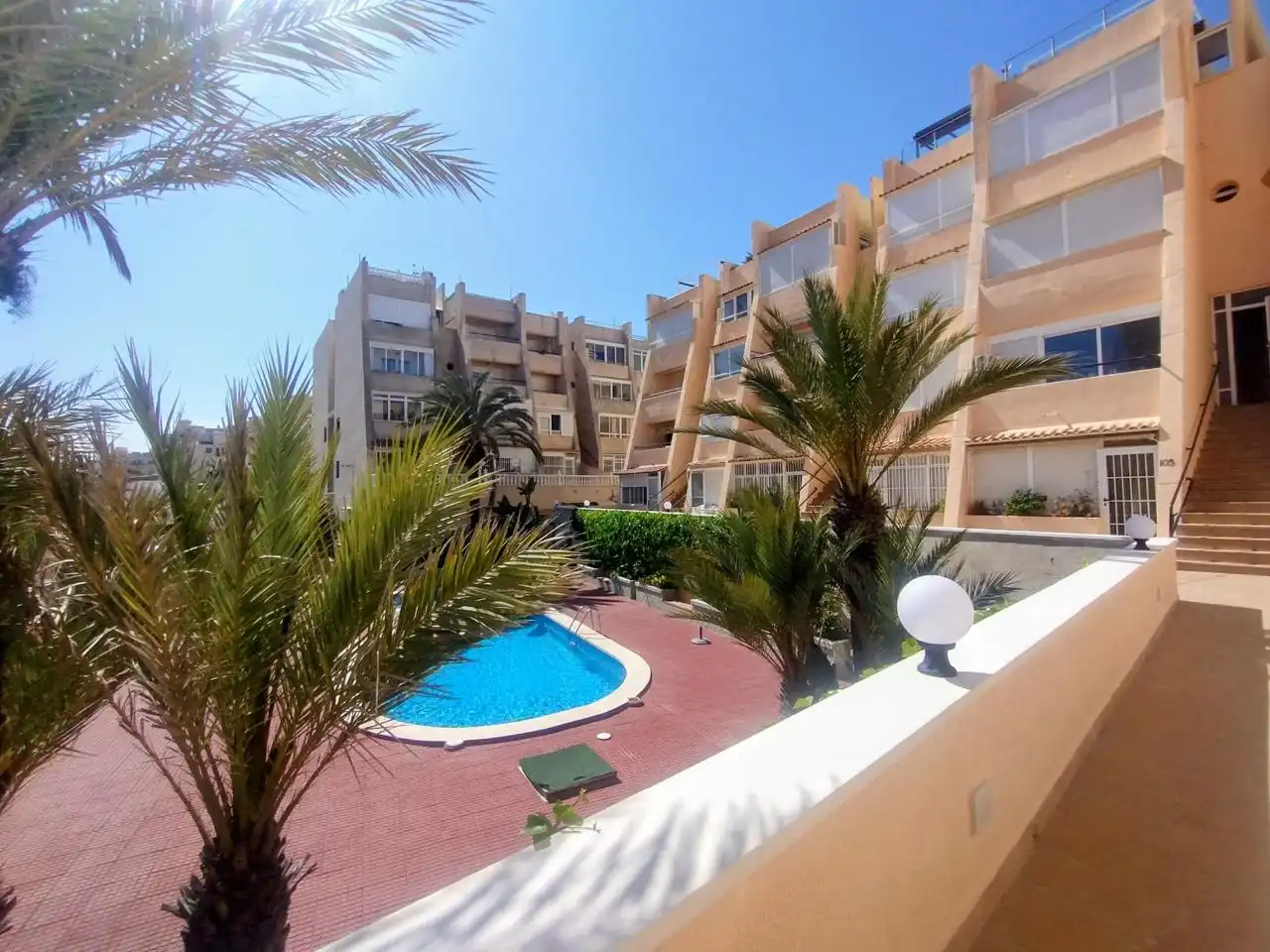 Vista exterior de Pis en venda en Torrevieja amb Aire condicionat, Terrassa i Piscina comunitària