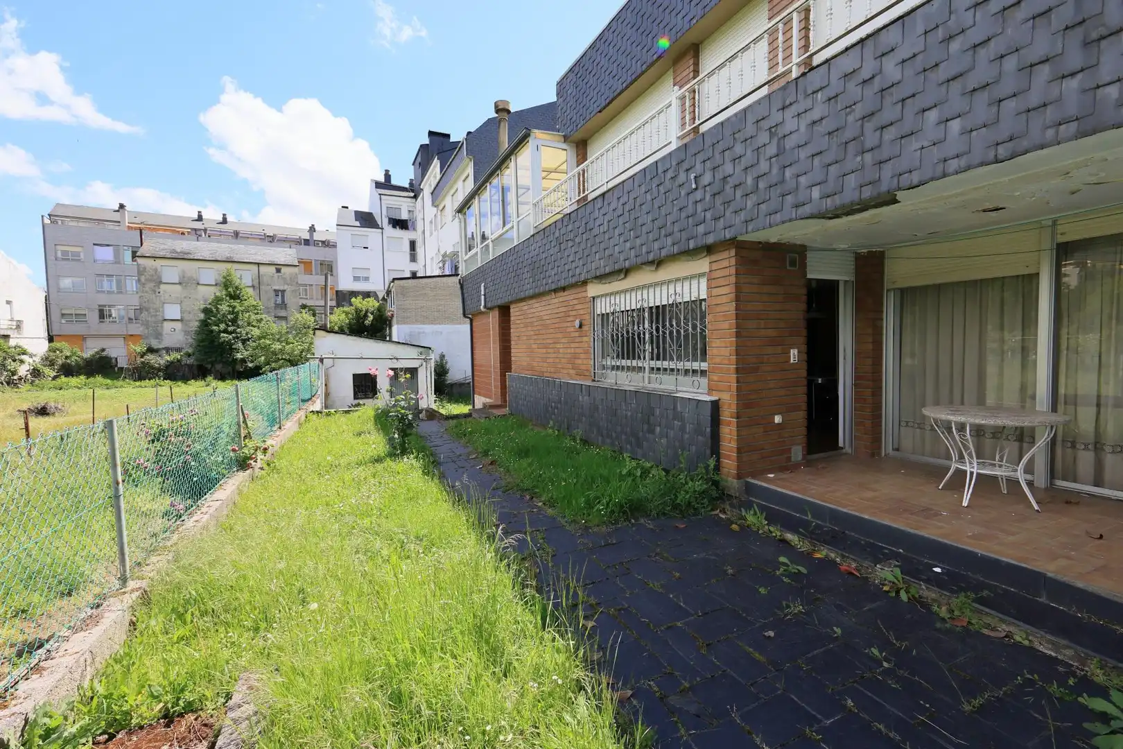Vista exterior de Casa adosada en venta en O Barco de Valdeorras   con Calefacción, Piscina y Balcón