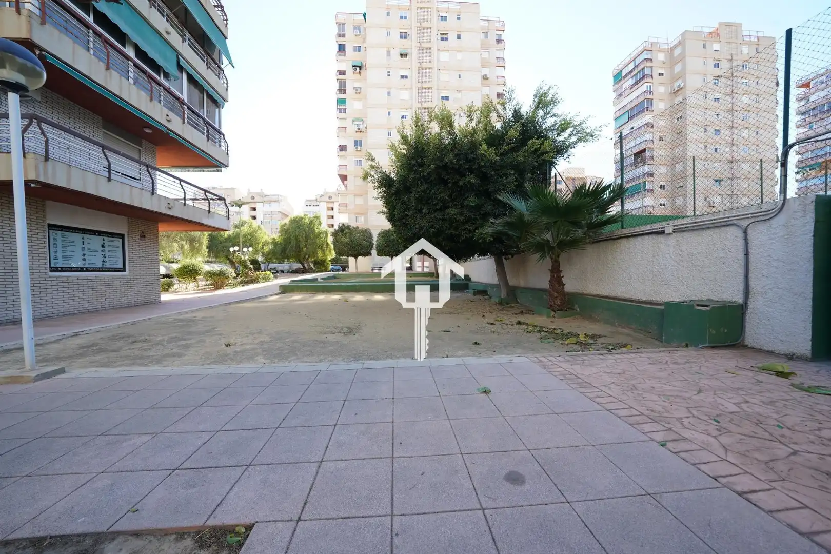 Vista exterior de Pis en venda en Alicante / Alacant amb Terrassa, Moblat i Piscina comunitària