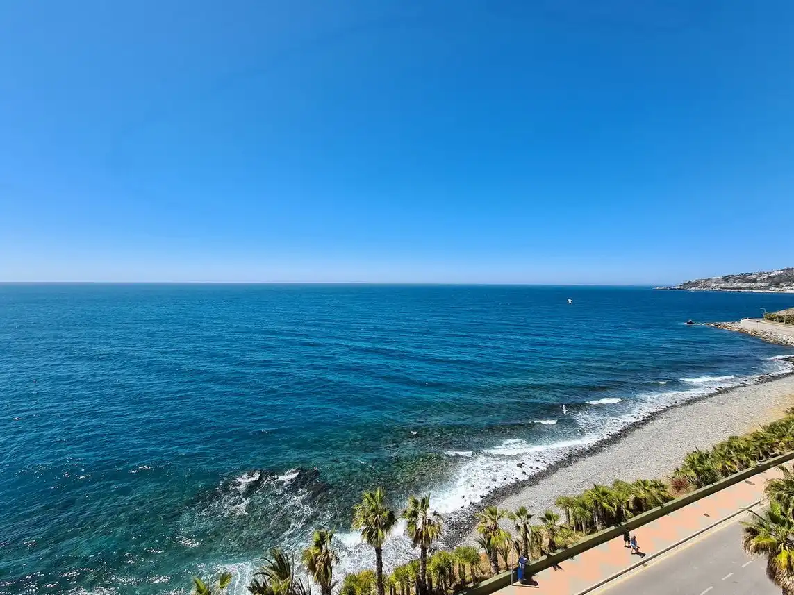 Vista exterior de Piso de alquiler en Almuñécar con Aire acondicionado, Terraza y Piscina