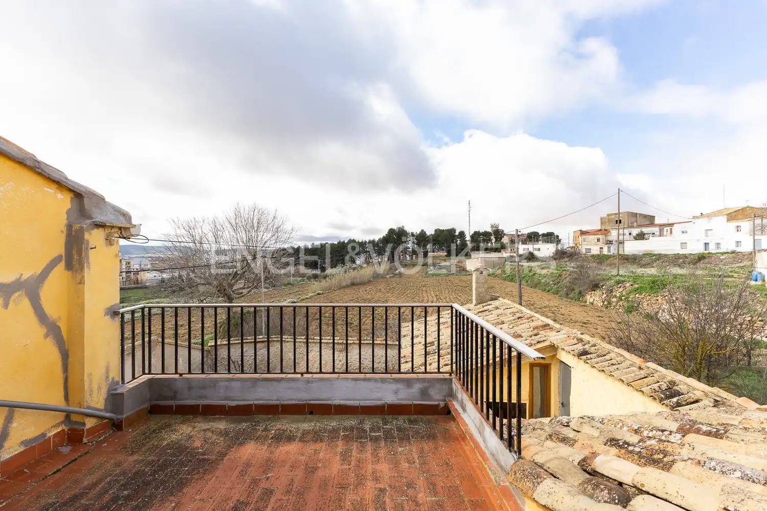 Vista exterior de Finca rústica en venda en Requena amb Aire condicionat, Calefacció i Jardí privat