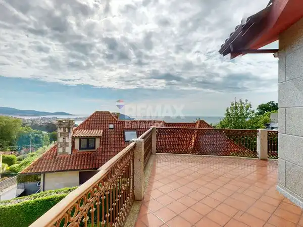 Terrassa de Casa o xalet en venda en Vigo  amb Calefacció, Jardí privat i Terrassa
