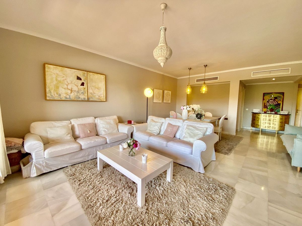 Sala d'estar de Apartament en venda en Estepona amb Aire condicionat, Terrassa i Traster