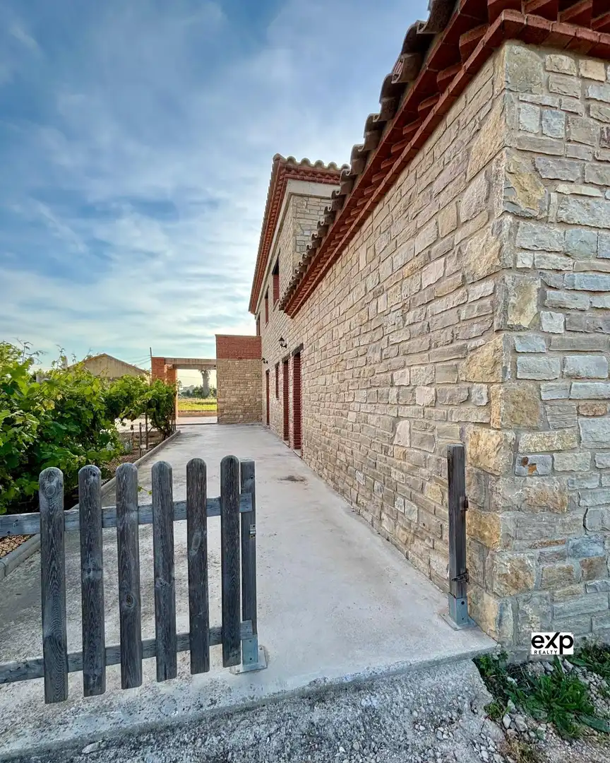 Vista exterior de Casa o xalet en venda en Deltebre amb Calefacció, Terrassa i Balcó