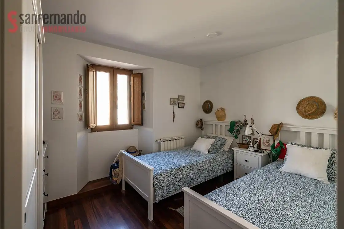 Habitación de Apartamento en venta en Torrelavega  con Calefacción, Amueblado y Balcón