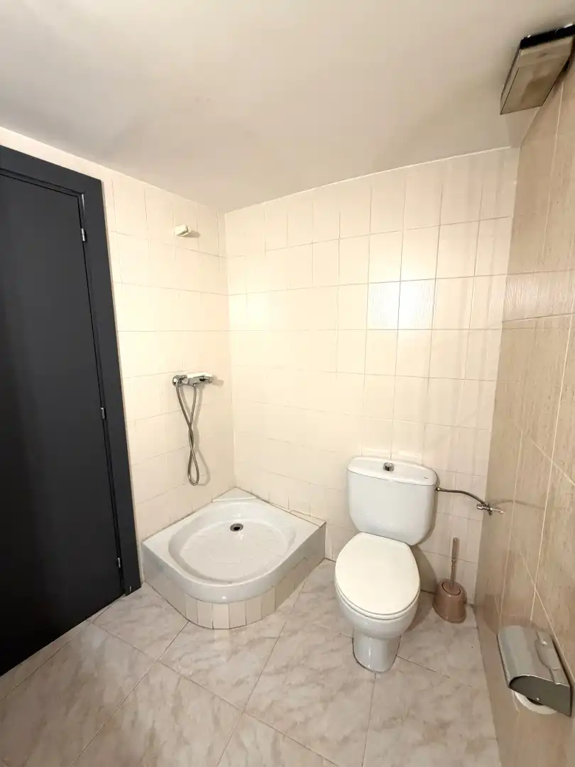 Badezimmer von Geschaftsraum zur Miete in Lleida mit Heizung, Möbliert und Internet