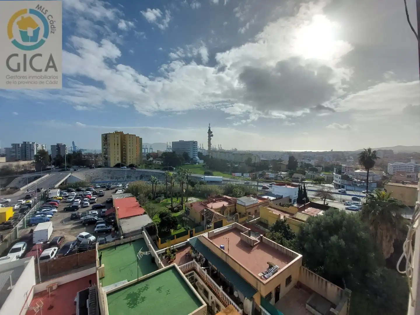 Exterior view of Flat for sale in Algeciras  with Air Conditioner
