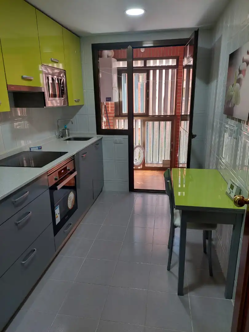Cuina de Apartament de lloguer en Alcalá de Henares amb Calefacció, Terrassa i Piscina comunitària