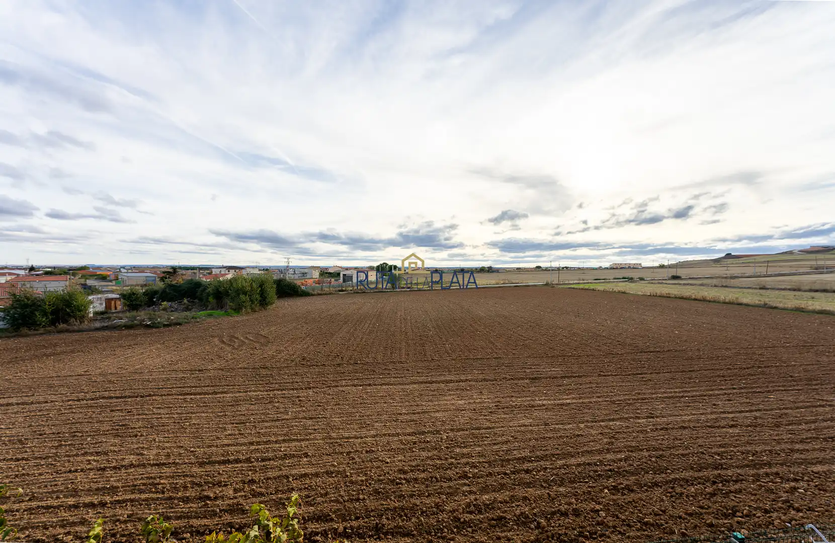 Casa adosada en venta en Roales con Calefacción, Jardín privado y Alarma