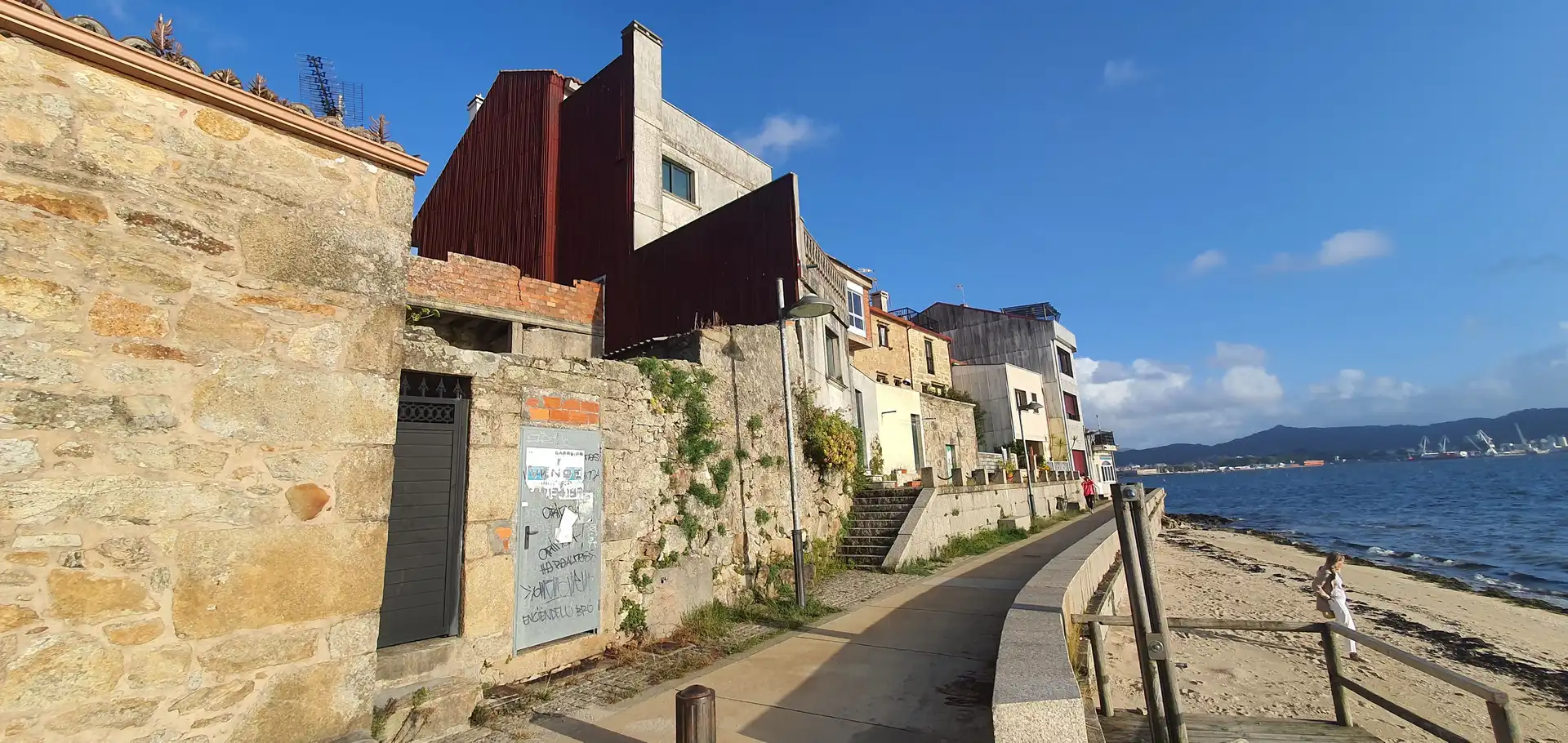 Vista exterior de Casa o xalet en venda en Vilagarcía de Arousa amb Terrassa i Balcó