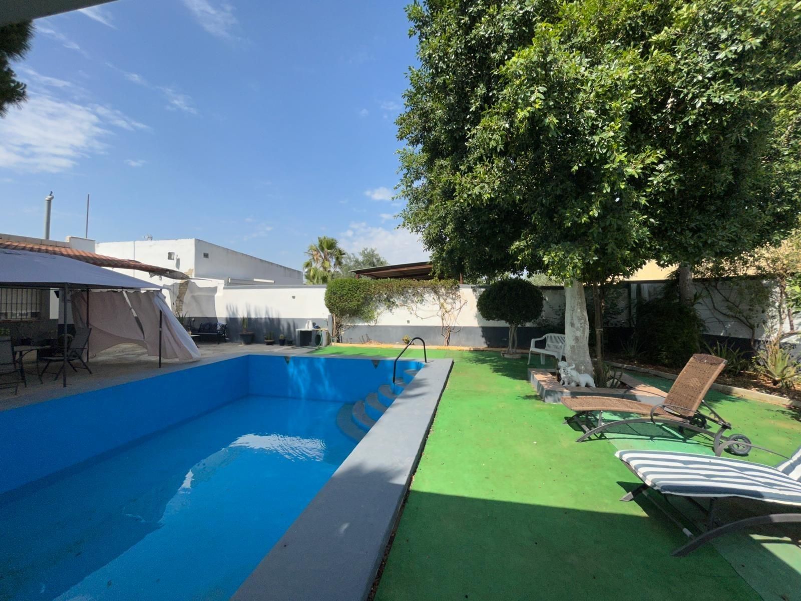 Swimming pool of Country house for sale in Utrera