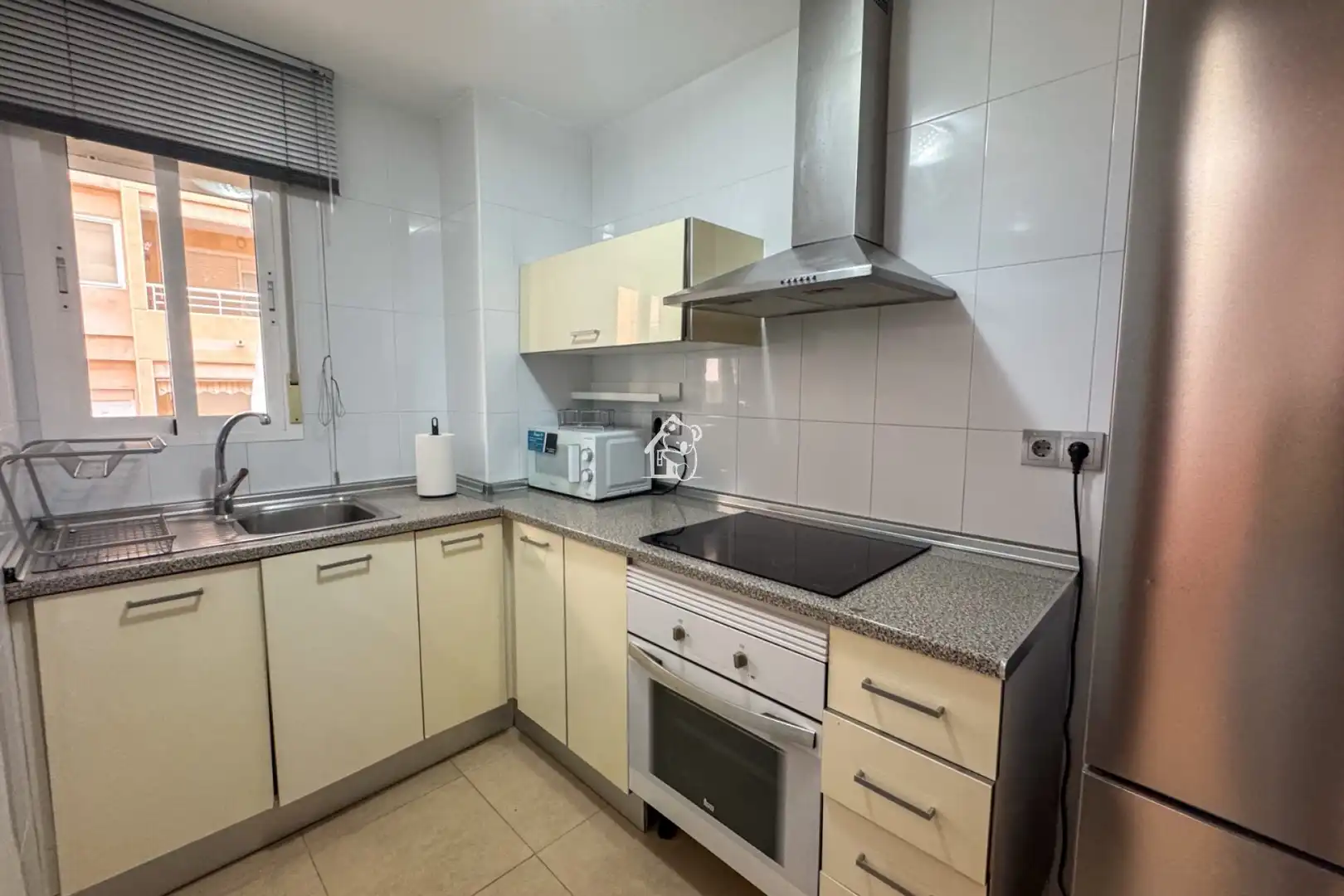 Cuina de Apartament de lloguer en Torrevieja amb Aire condicionat, Terrassa i Moblat