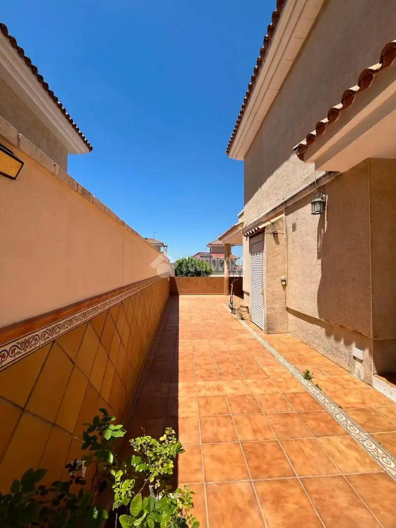 Vista exterior de Casa o chalet en venta en Alcalá de Guadaira con Aire acondicionado, Terraza y Amueblado