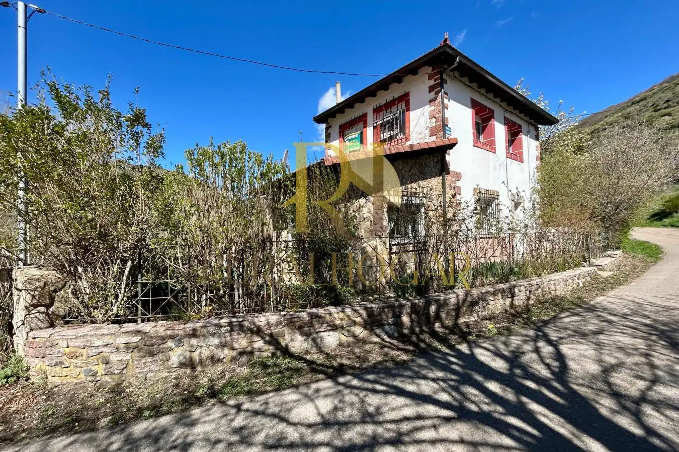 Vista exterior de Casa o chalet en venta en Cármenes con Calefacción y Jardín privado