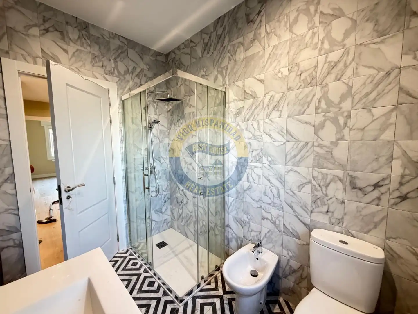 Baño de Piso de alquiler en Vigo  con Calefacción, Parquet y Amueblado