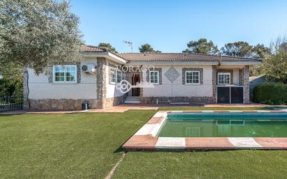 Vista exterior de Casa o xalet en venda en Nuevo Baztán amb Aire condicionat, Calefacció i Piscina