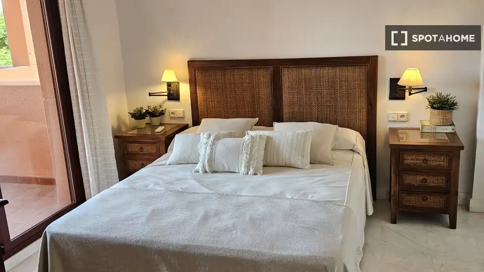 Dormitori de Apartament per a compartir en Motril amb Aire condicionat, Terrassa i Moblat