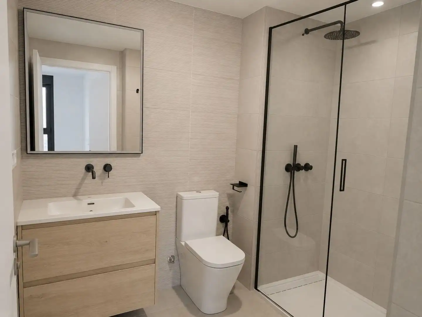 Baño de Piso para compartir en Ames con Calefacción, Terraza y Amueblado