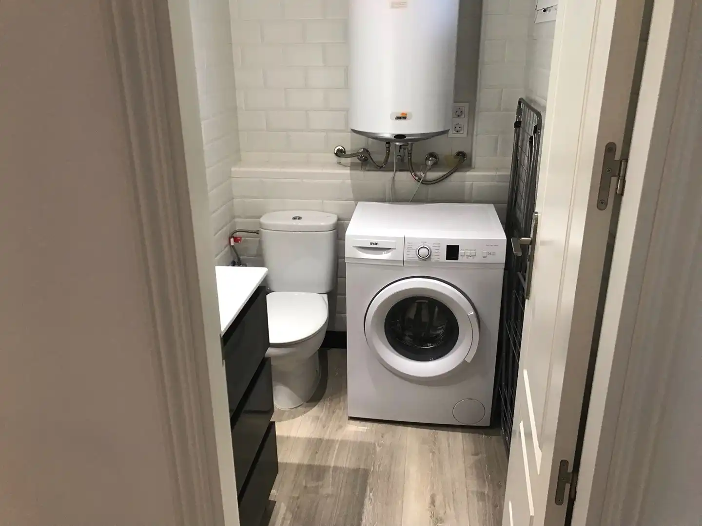 Badezimmer von Wohnungen zum Verkauf in Manilva mit Klimaanlage, Terrasse und Abstellraum