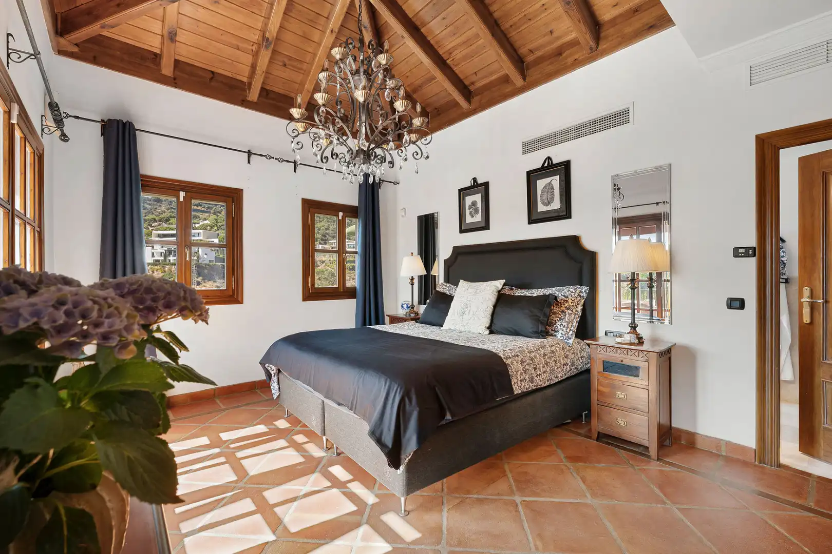 Bedroom of Houses for sale in Benahavís  with Air Conditioner, Private garden and Swimming Pool