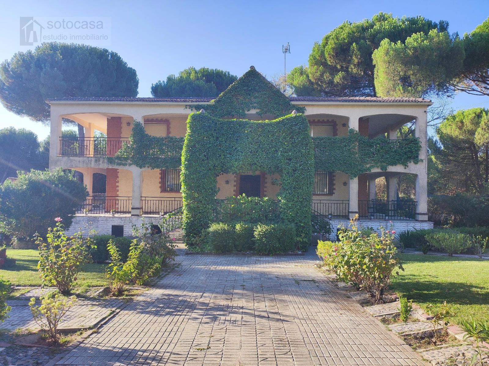 Vista exterior de Casa o xalet en venda en Tudela de Duero amb Calefacció, Jardí privat i Traster