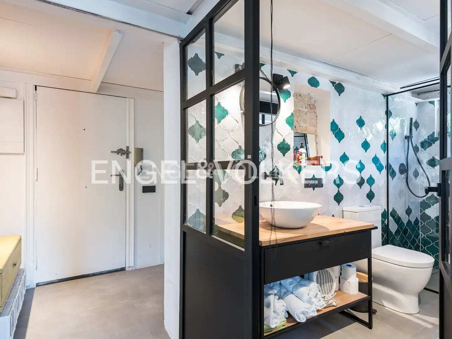 Badezimmer von Wohnungen zum Verkauf in Barcelona mit Klimaanlage, Heizung und Möbliert