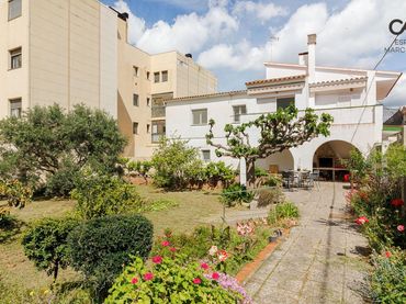 Casa con balcón en venta en Carrer FIGUERES