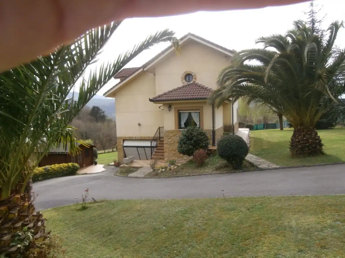 Vista exterior de Casa o xalet en venda en Oviedo  amb Calefacció, Jardí privat i Terrassa