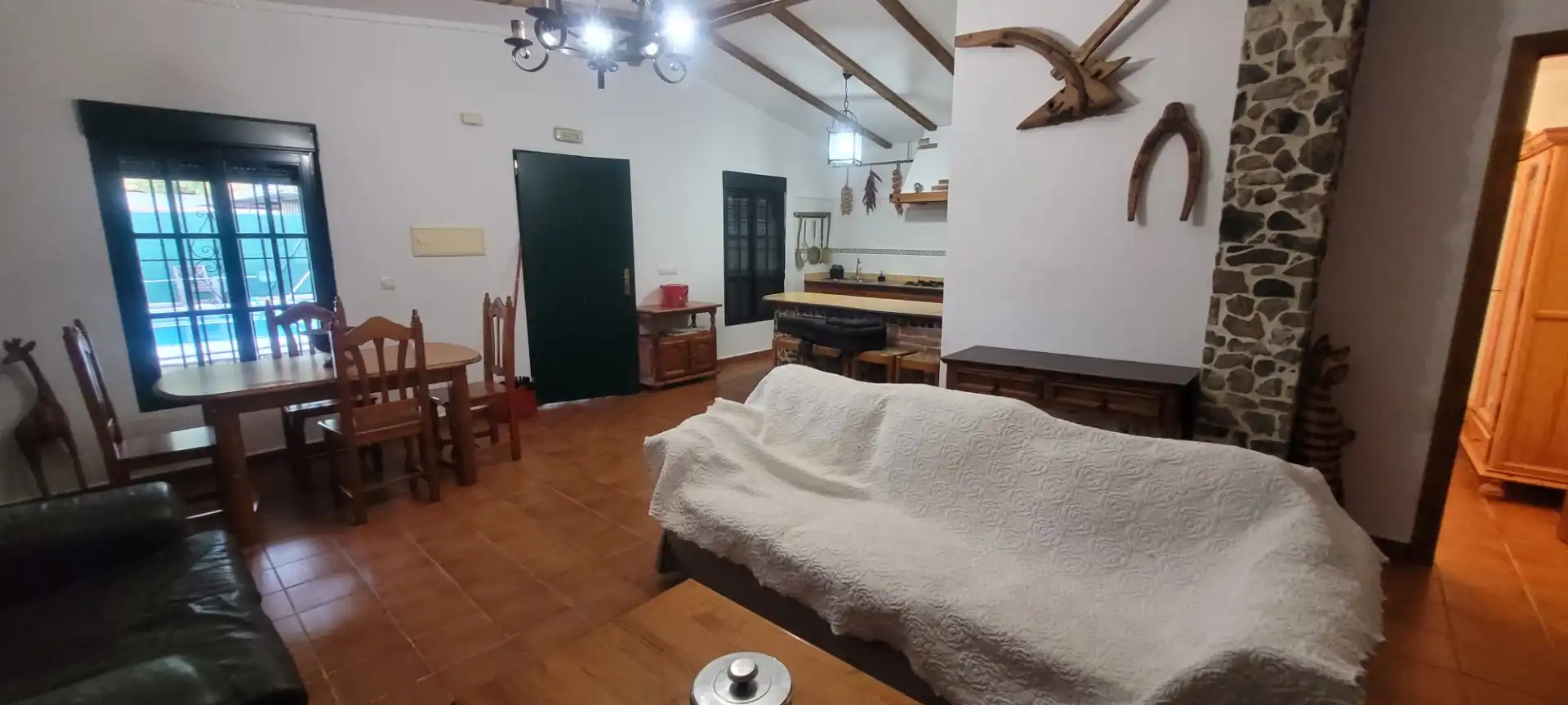 Sala d'estar de Finca rústica en venda en Los Barrios amb Jardí privat, Piscina i Moblat