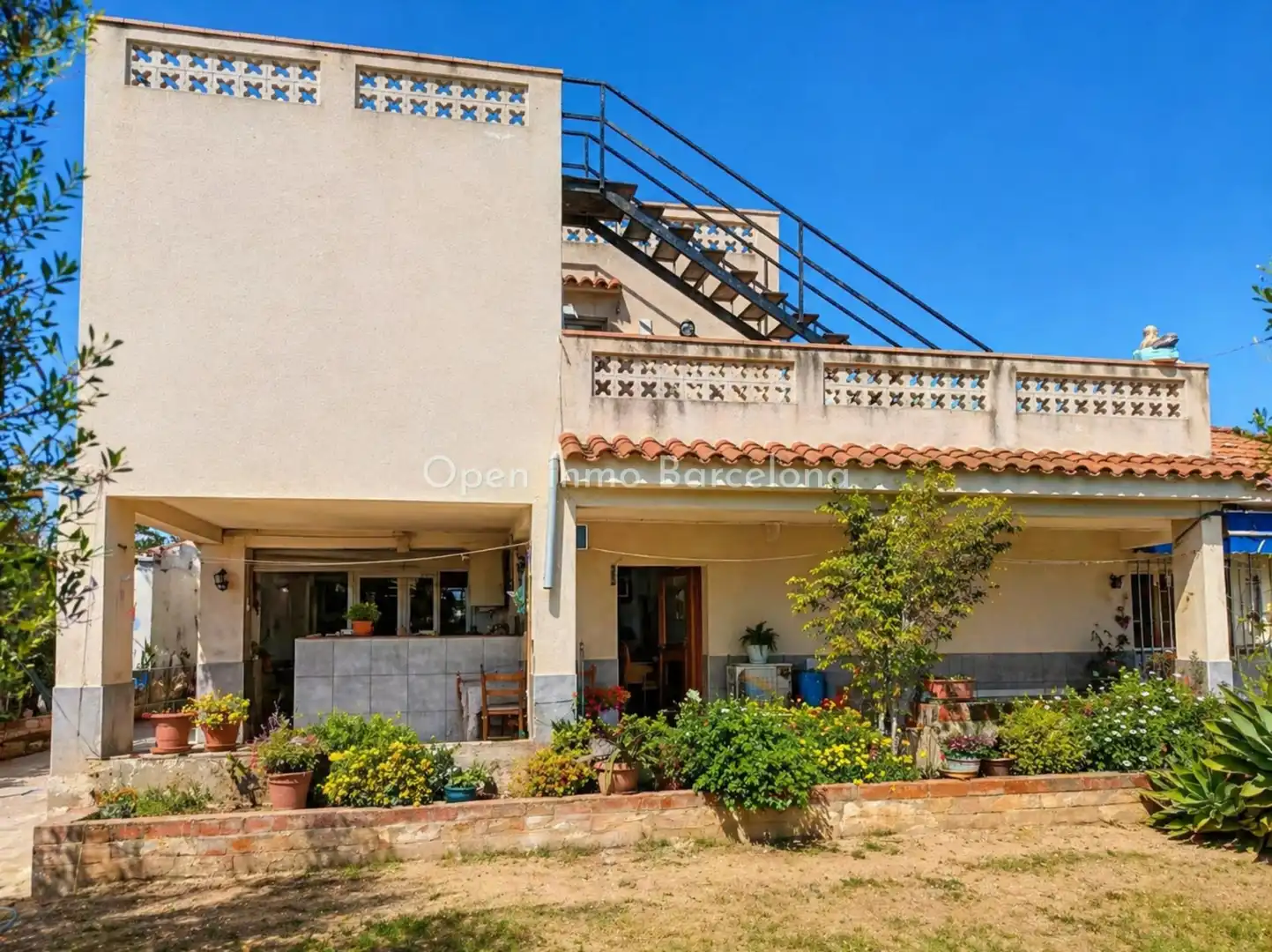 Vista exterior de Finca rústica en venda en Vilanova i la Geltrú amb Aire condicionat, Jardí privat i Terrassa